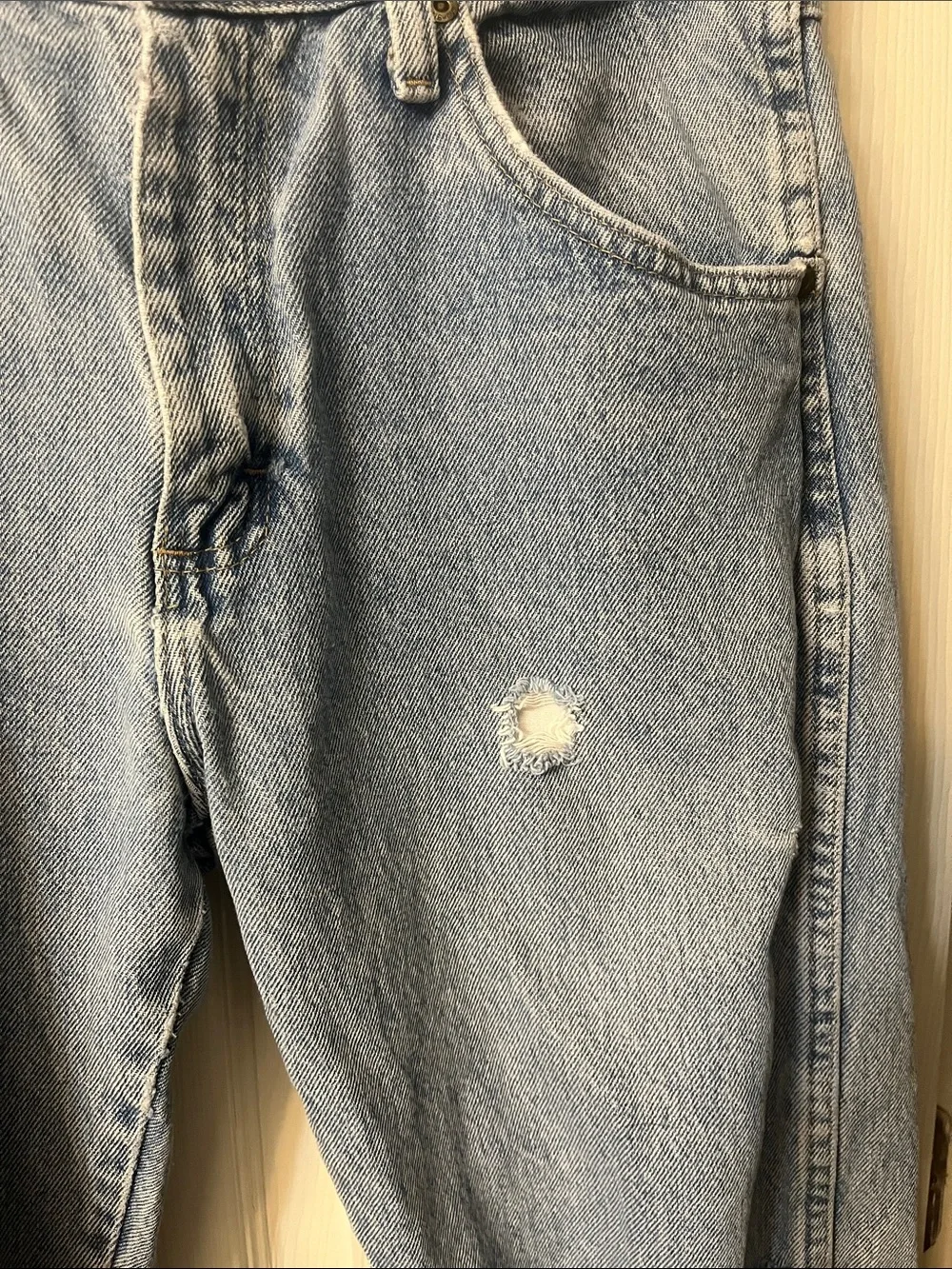 Wrangler 965T1SL Lightwash Distressed Straight Leg Denim Jeans